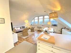 Una Smart TV, un reproductor de DVD, libros, un reproductor estéreo