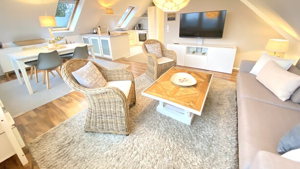 A modern apartment with a dining area, living room, and kitchen. - Kieler FeWo No.1, kieler-fewo de (Kiel)