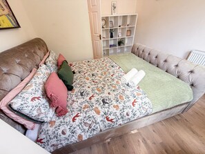 1 habitación, tabla de planchar con plancha, wifi y ropa de cama