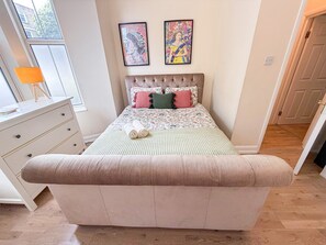 1 habitación, tabla de planchar con plancha, wifi y ropa de cama 