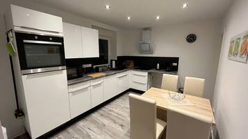 Frigorifero, microonde, piano cottura, lavastoviglie