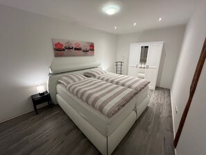 2 Schlafzimmer, Reisekinderbett, WLAN, Bettwäsche