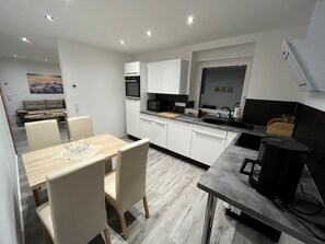 Kühlschrank, Mikrowelle, Herdplatte, Geschirrspüler