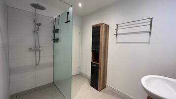 Dusche, Haartrockner, Handtücher, Seife