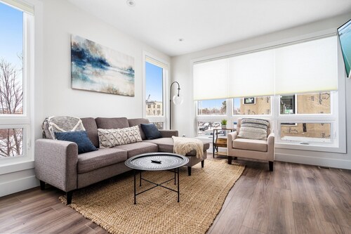 Summer Break! Downtown | Lake Views! NEW 4BR