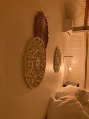 1 chambre, bureau, fer et planche à repasser, lit parapluie