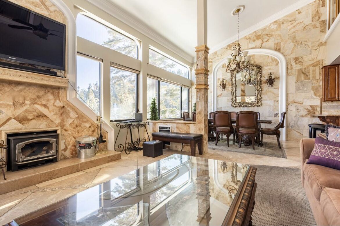 4 bedrooms w/loft, walk to the lifts and sleeps a crowd