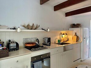 Een koelkast, een microgolfoven, een oven, een kookplaat