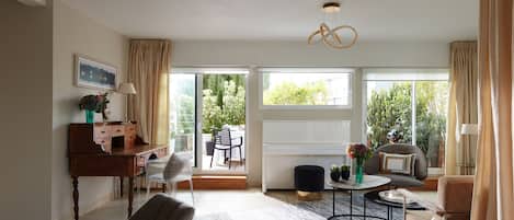 Télévision, livres, chaîne hi-fi