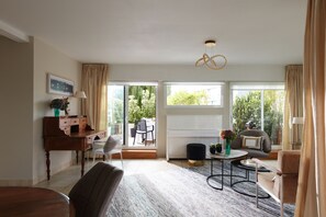 Una televisión, libros, un reproductor estéreo