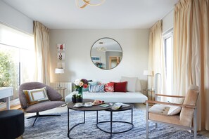 Fernseher, Bücher, Stereoanlage