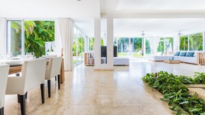 Exclusive-villa | Opholdsområde | 32-tommers fladskærms-tv med satellitkanaler, tv