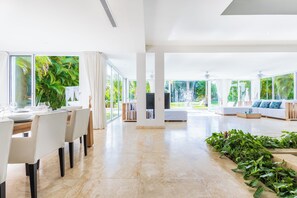 Villa exclusiva | Área de sala de estar | Televisión de pantalla plana de 32 pulgadas con canales vía satélite