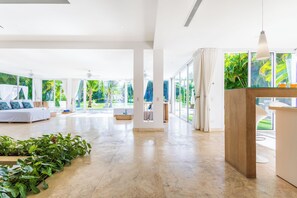 Villa exclusiva | Área de sala de estar | Televisión de pantalla plana de 32 pulgadas con canales vía satélite