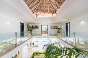 Villa exclusiva | Área de sala de estar | Televisión de pantalla plana de 32 pulgadas con canales vía satélite