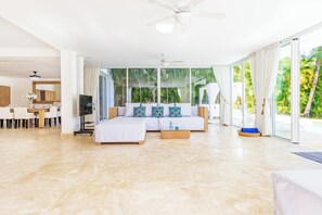 Exclusive-villa | Opholdsområde | 32-tommers fladskærms-tv med satellitkanaler, tv