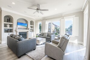 Smart TV - Walk to the Beach ~ Chef's Kitchen ~ Pool (Destin)