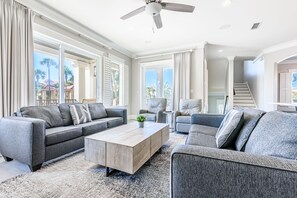 Smart TV - Walk to the Beach ~ Multiple Balconies ~ Chef's Kitchen ~ Community Pool (Destin)