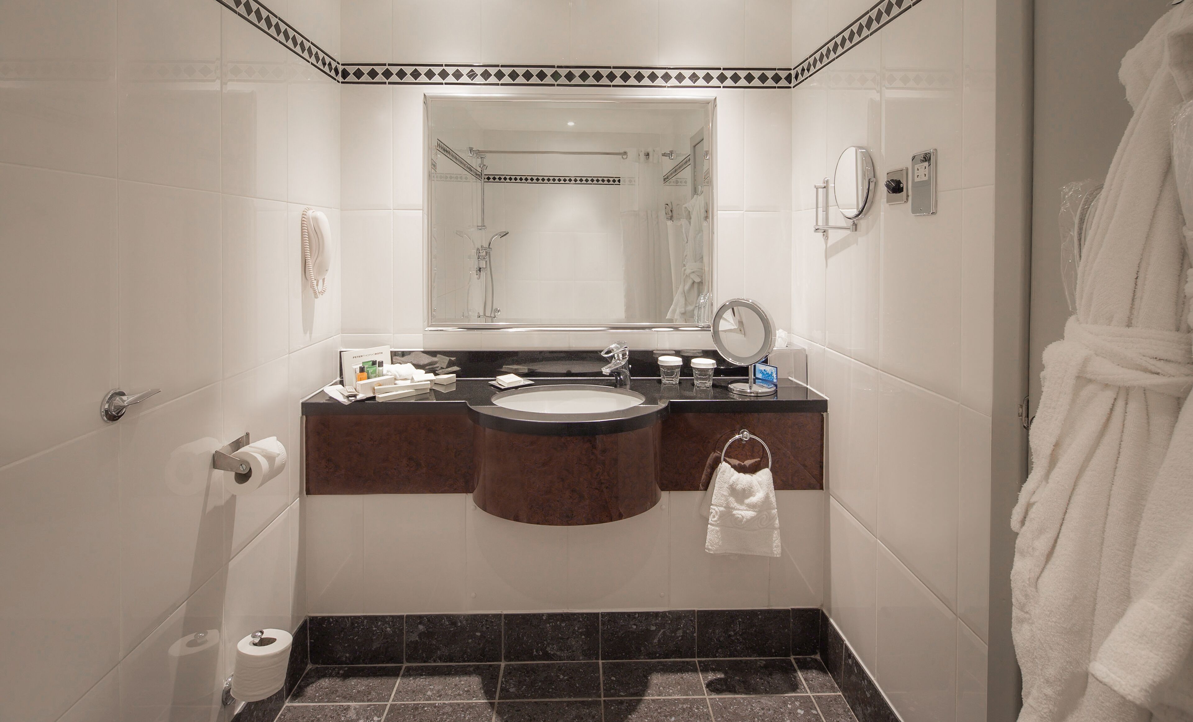 deluxe double room | bathroom | combined shower/bathtub, hair dryer, towels