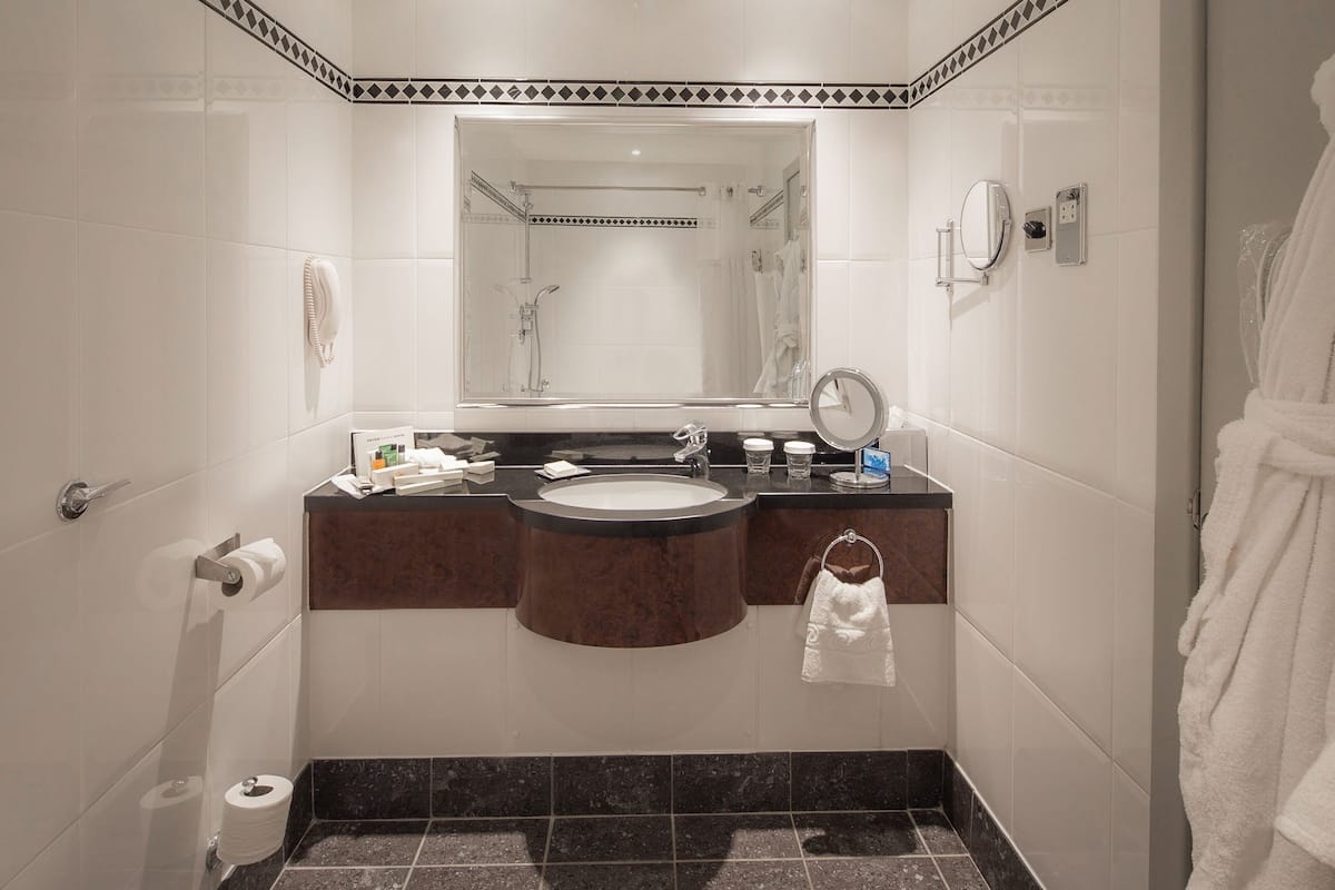 deluxe double room | bathroom | combined shower/bathtub, hair dryer, towels