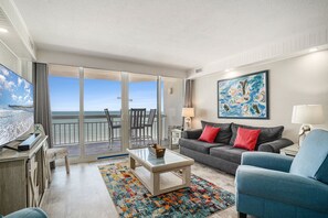 Condo, 3 Bedrooms | Living area