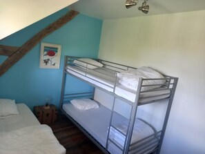 3 bedrooms, travel cot