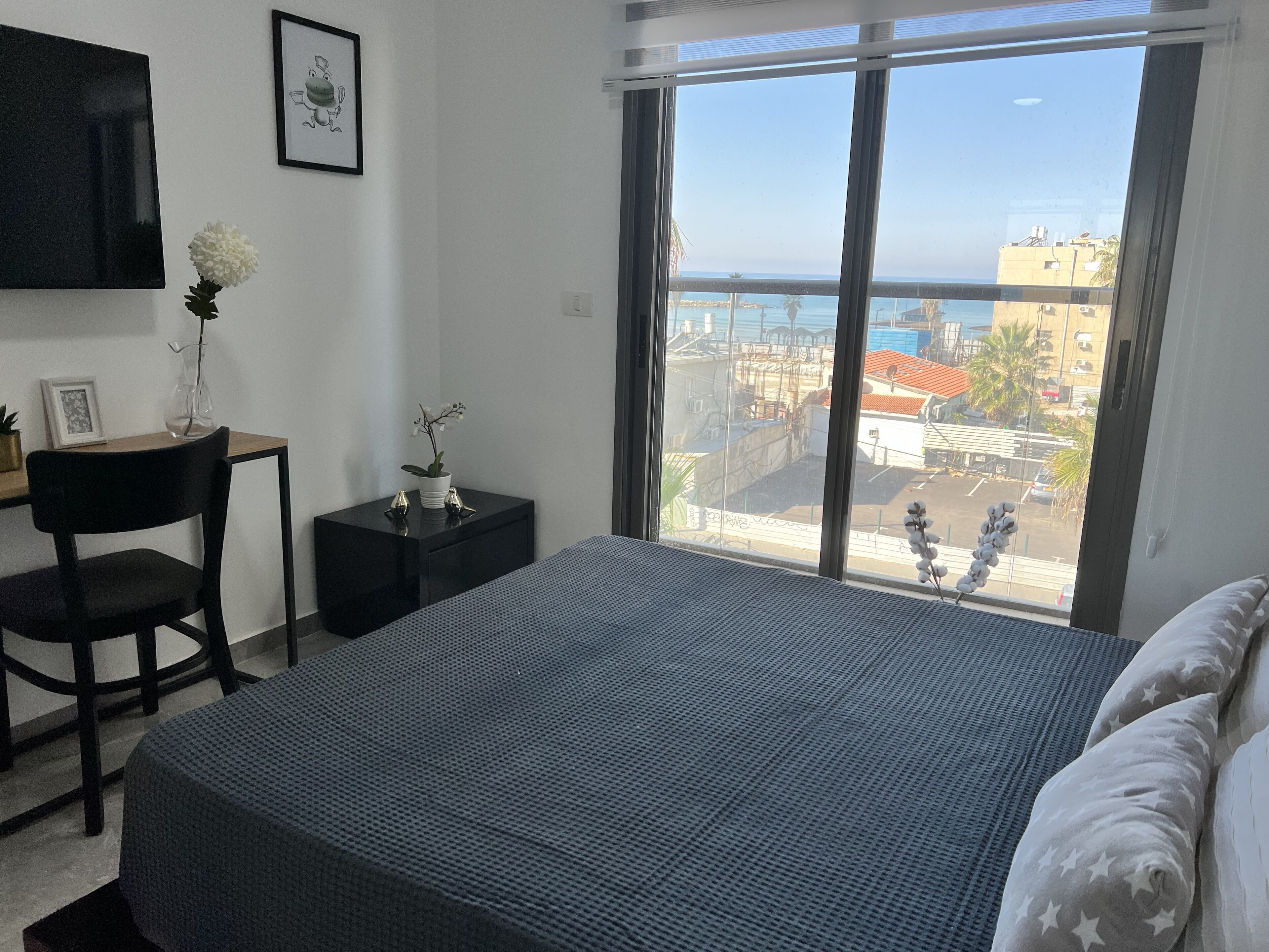 3 habitaciones, tabla de planchar con plancha y cuna de viaje 