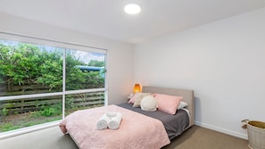 4 bedrooms, iron/ironing board, free WiFi, bed sheets - Marlin Beach House - South Beach (Port Fairy)