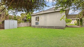 Property grounds - Marlin Beach House - South Beach (Port Fairy)