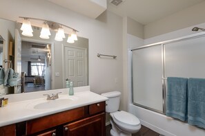 Appart'hôtel, 2 chambres | Salle de bain | Serviettes fournies