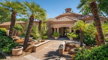 Condo, 2 Bedrooms | Property grounds