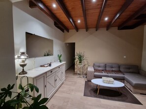 TV - House (Carcans)