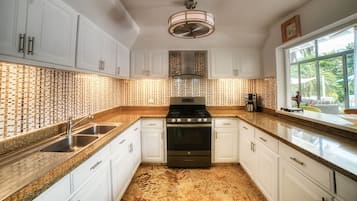 Full-sized fridge, microwave, oven, stovetop