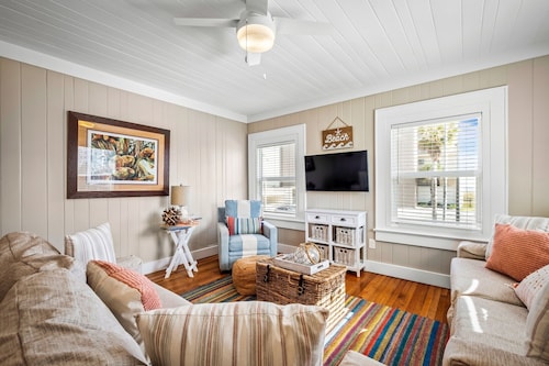 Upper-Level Duplex with Partial Ocean Views 3BR/2BA