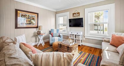 Upper-Level Duplex with Partial Ocean Views 3BR/2BA
