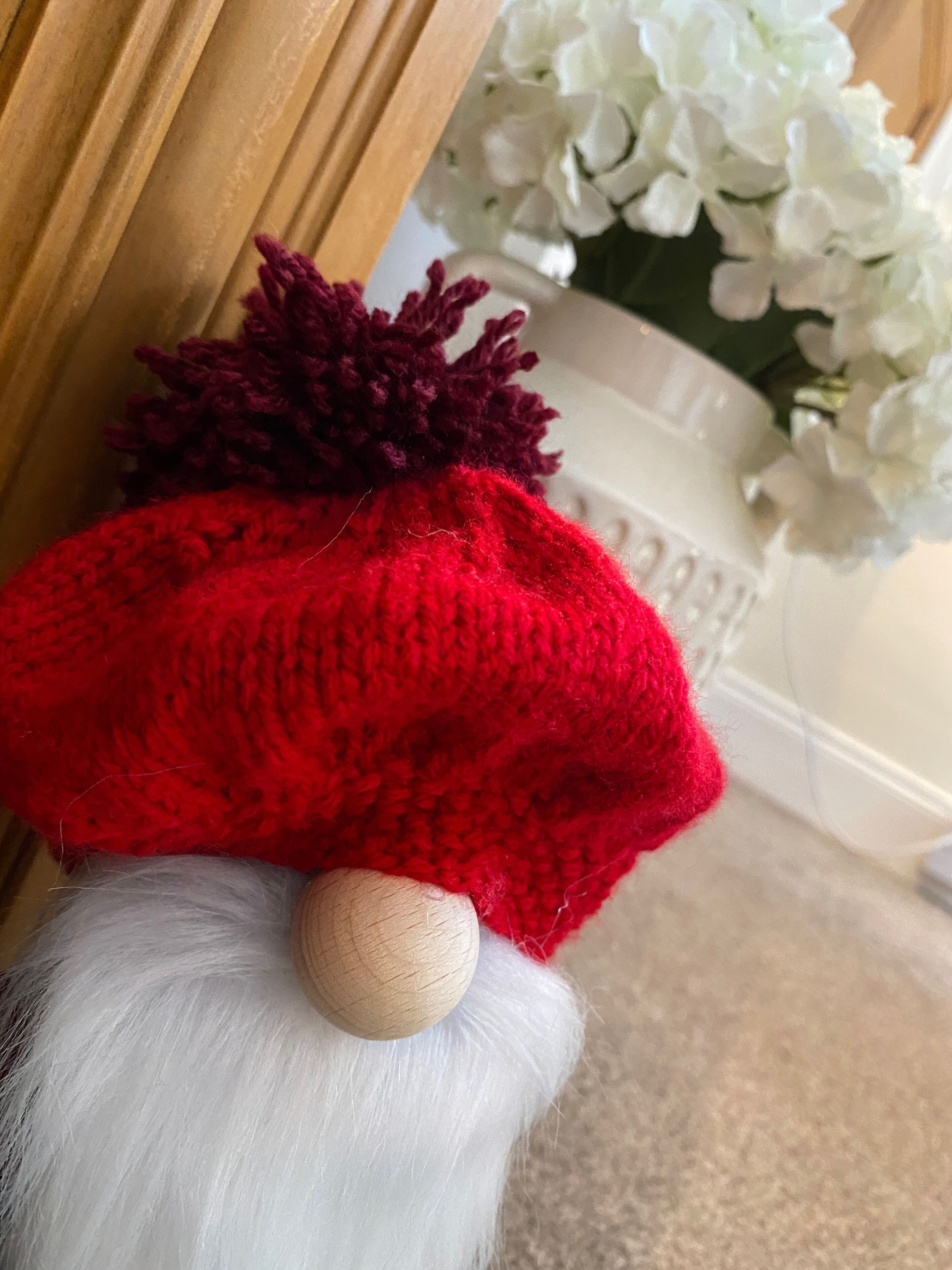 Un gorro de Santa tejido con un pompón en la parte superior.