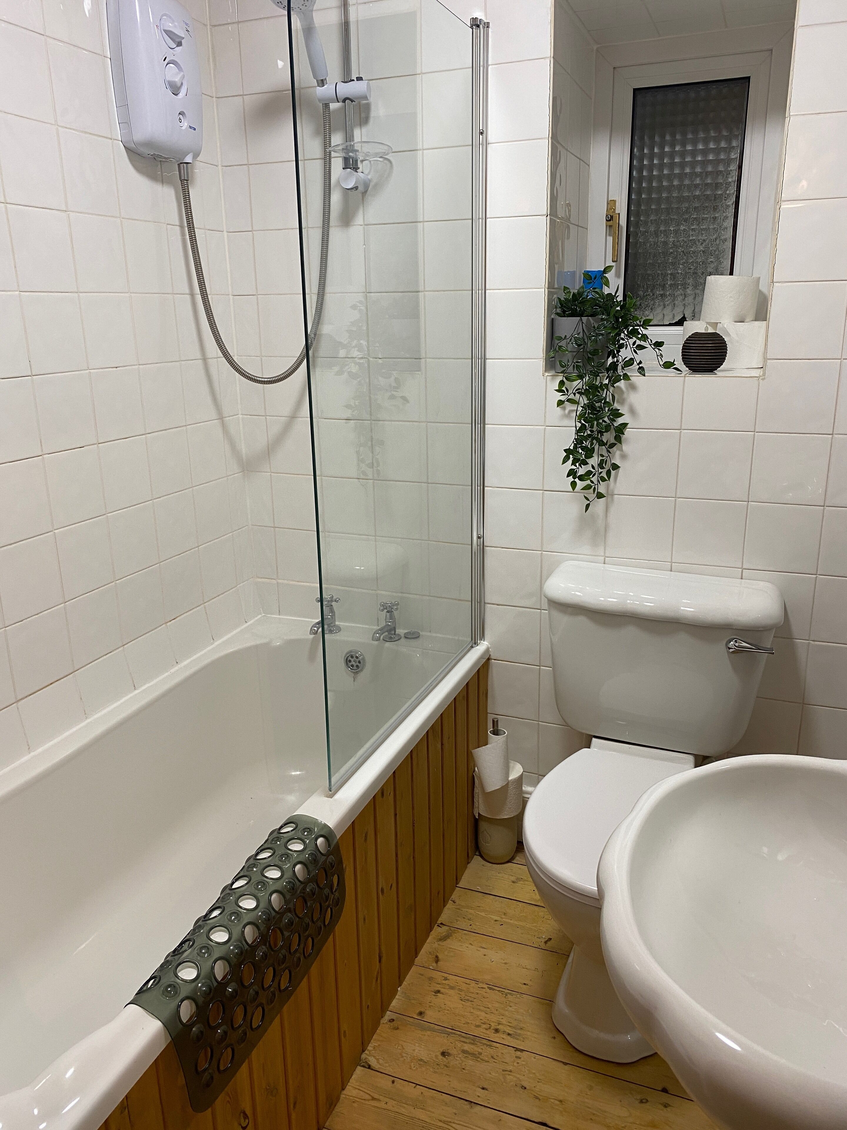 Combined shower/tub, hair dryer, towels, soap