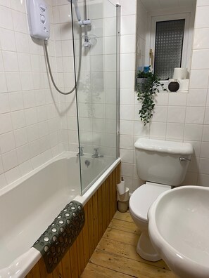 Chuveiro/banheira combinados, secador de cabelo, toalhas de banho 