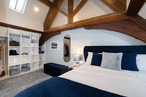 2 bedrooms, iron/ironing board, WiFi