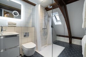 Bathtub, hair dryer, towels - Old Police Office in Hawkshead by LetMeStay (Ambleside)