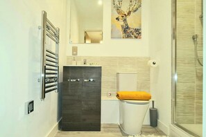 Combined shower/bathtub, deep-soaking bathtub, hair dryer, towels - Exquisite, Cosy 2-bed Apartment in Salford (Salford)