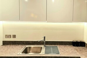 Fridge, microwave, oven, stovetop - Exquisite, Cosy 2-bed Apartment in Salford (Salford)