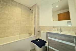 Vòi sen/bồn tắm kết hợp, bồn tắm ngâm, máy sấy tóc, khăn tắm 