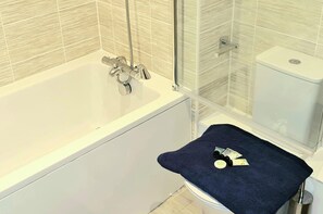 Combined shower/tub, deep soaking tub, hair dryer, towels - Exquisite, Cosy 2-bed Apartment in Salford (Salford)