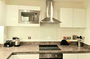 Fridge, microwave, oven, stovetop - Exquisite, Cosy 2-bed Apartment in Salford (Salford)