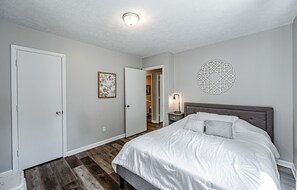 3 bedrooms, iron/ironing board, free WiFi, bed sheets - Tatum's Mtn View Retreat- SAUNA-Hiking- Unit A (Madison)