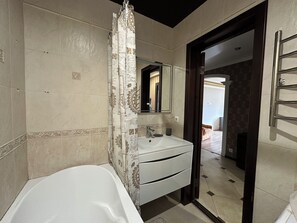 Căn hộ phong cách cổ điển | Phòng tắm | Bồn tắm, đồ dùng nhà tắm miễn phí, máy sấy tóc, khăn tắm