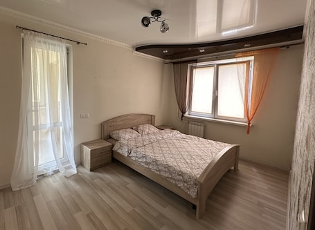 2 habitaciones, tabla de planchar con plancha y wifi gratis . PaulMarie Apartment on Podgorodskaya