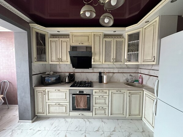 Căn hộ phong cách cổ điển | Bếp riêng | Tủ lạnh, lò vi sóng, lò nướng, bếp nấu