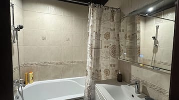 Apartamento clásico | Baño | Bañera, artículos de higiene personal gratuitos y secador de pelo
